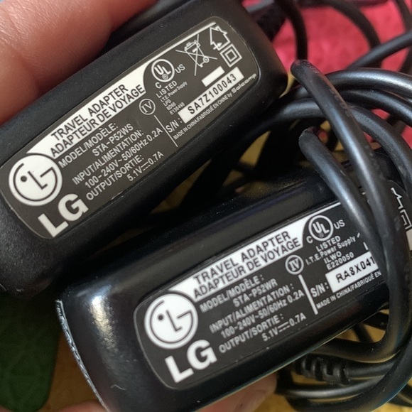 Bundle of 2 LG travel adapters, model STA -P52W input 100 to 240 V - Picture 6 of 6